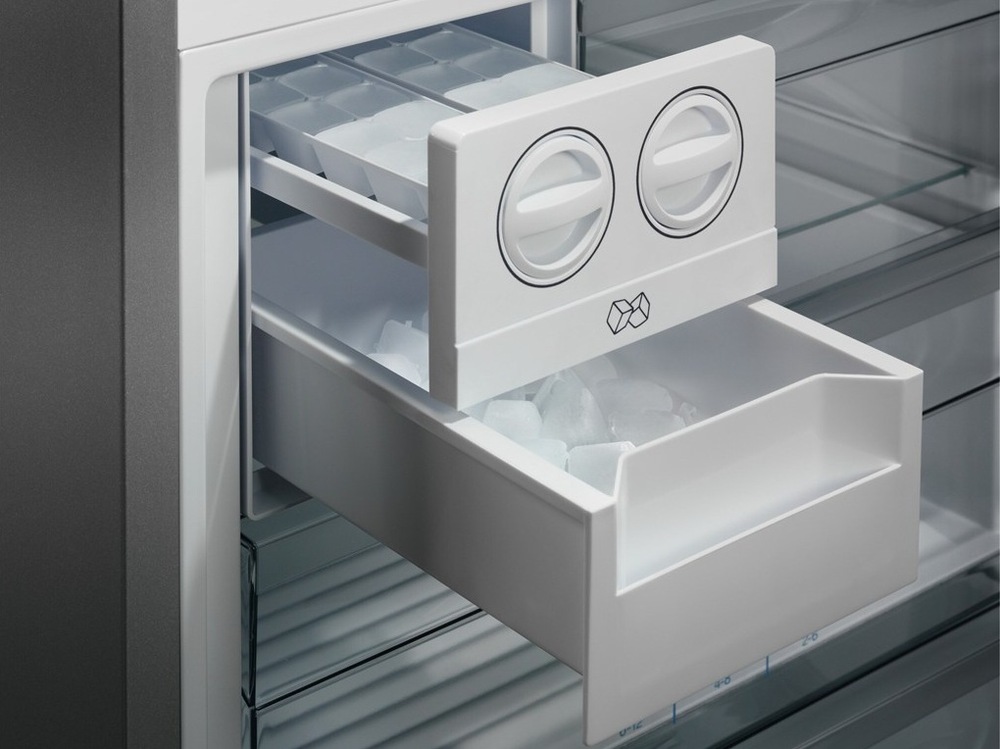 Chladnička s mrazničkou Electrolux Série 600 LNT6ME46X3 nerez Detail na výrobník ledových kostek Icematic.