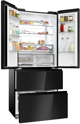 otevřená černá chladnička french door haier HFKR7819DNGB s potravinami, pohled mírně z boku