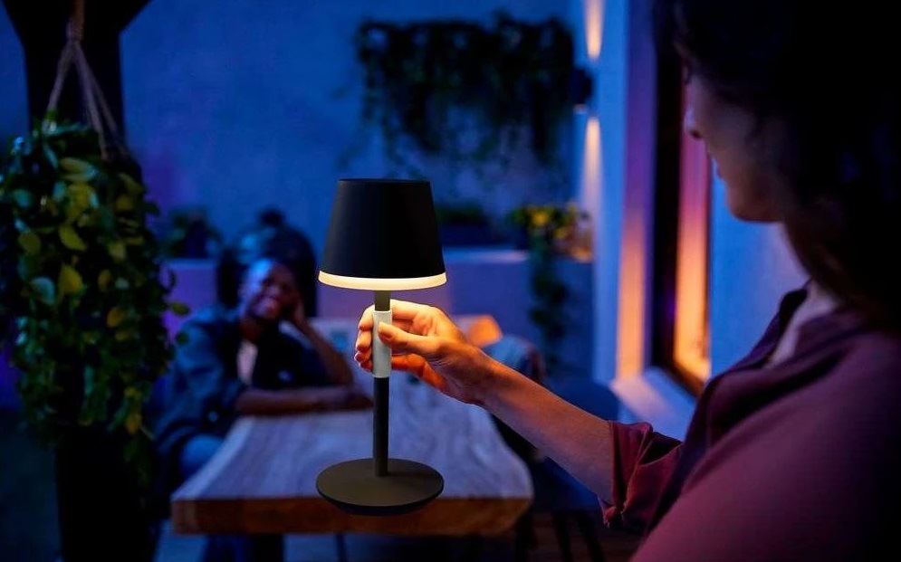 Stolní LED lampička Philips Hue Go černá Stolní LED lampička Philips Hue Go černá