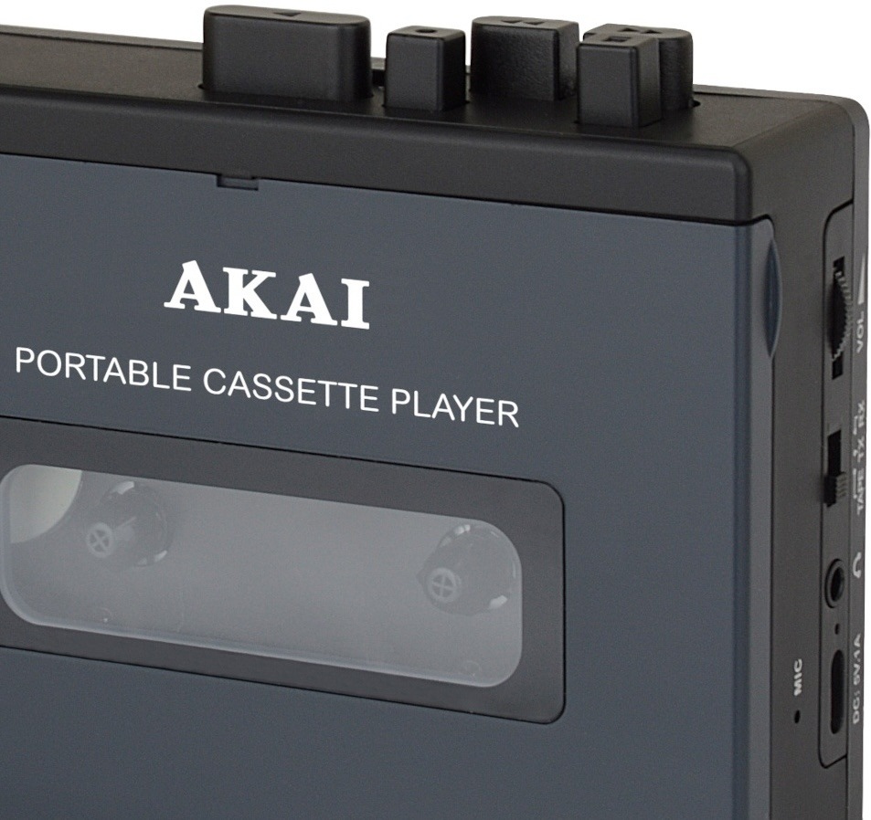 Walkman AKAI POCKET TAPE černý Pohled na vrchní ovládací tlačítka a čelní dvířka s logem AKAI Portable Cassette Player.