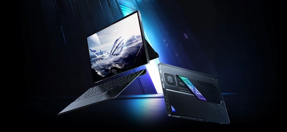 Elegantní černý notebook plovoucí v modrém sci-fi světle. Otevřená obrazovka zobrazuje futuristickou krajinu; spodní část má průsvitný design, což naznačuje hi-tech inovace.