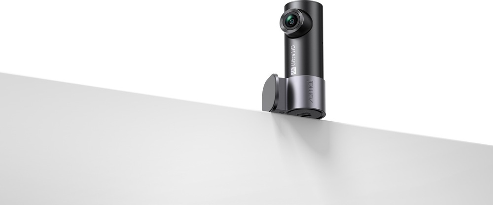 Autokamera 70mai M310 Plus 4K ve svislé poloze s vysunutou otočnou částí a objektivem, která znázorňuje možnost přizpůsobení směru záběru.