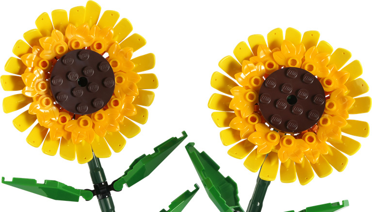 Stavebnice LEGO® Botanicals 40524 Slunečnice Hotový model měří přes 25 cm na výšku a jako barevná dekorace dokáže upoutat pozornost v každé místnosti.
