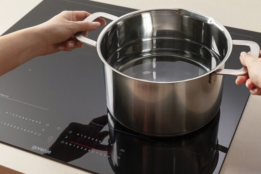 Indukční varná deska Gorenje GI8432BSCWF, černá, Funkce PowerBoost