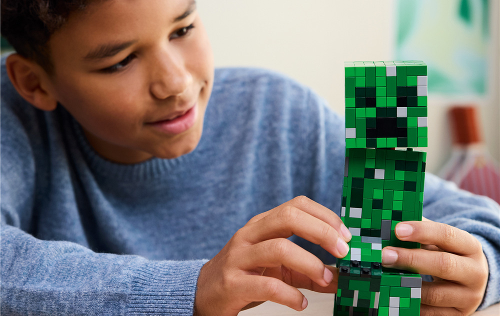Stavebnice LEGO® Minecraft® 21276 The Creeper™ Aplikace LEGO Builder provede děti od 10 let stavěním a hotový Creeper mohou vystavit v pokojíčku.