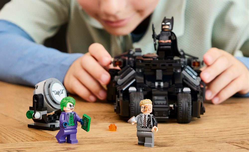 Batman, Joker a Two-Face přinášejí do hry Batarang, balík peněz a typickou stříbrnou minci.