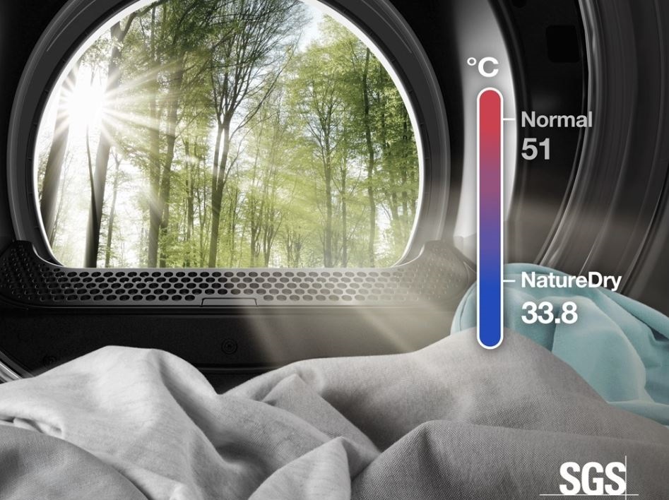 Sušička prádla Gorenje G400 DG48D NatureDry černá princip sušení NatureDry při nižší teplotě. Pohled z vnitřku sušičky ven do přírody. Vedle je ukazatel teploty sušení.