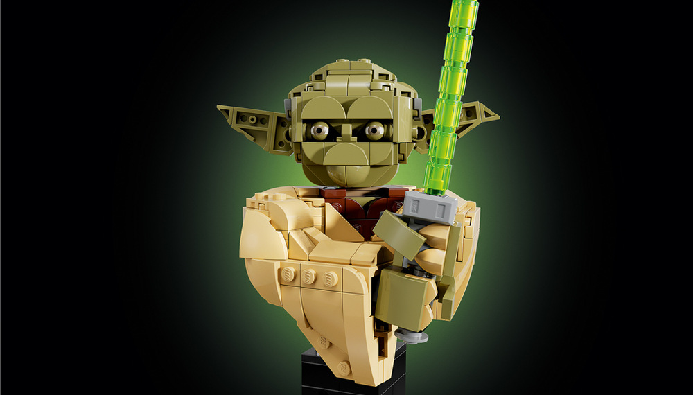 Stavebnice LEGO® Star Wars™ 75438 Busta Yody Pohyblivá hlava a uši umožňují měnit Yodův výraz, zatímco sestavitelný světelný meč doplní jeho vzhled.