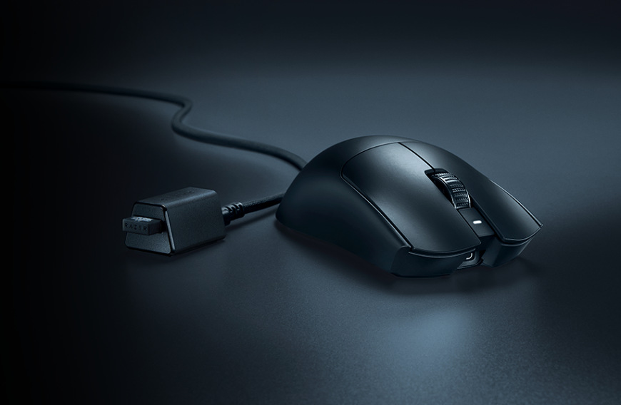 Myš Razer VIPER V3 PRO SE Wireless Esports Gaming černá Pohled na myš položenou na tmavém povrchu, se zaměřením na minimalistický design a čisté linie