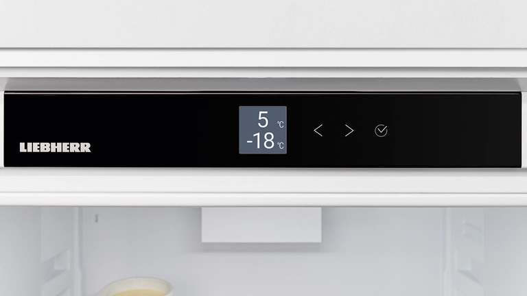 dotykový displej lednice Liebherr, je na něm vidět teplota 5°pro chladničku a minus 18°pro mrazničku