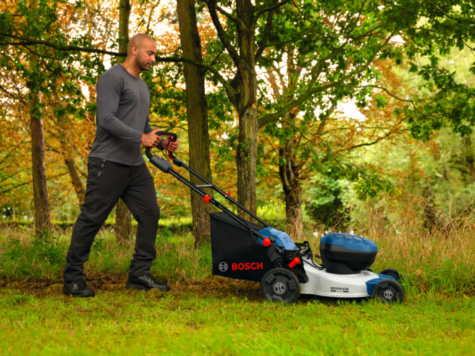 Akumulátorová sekačka Bosch Professional GRA 18V2-46SP při sečení trávy v přírodním terénu