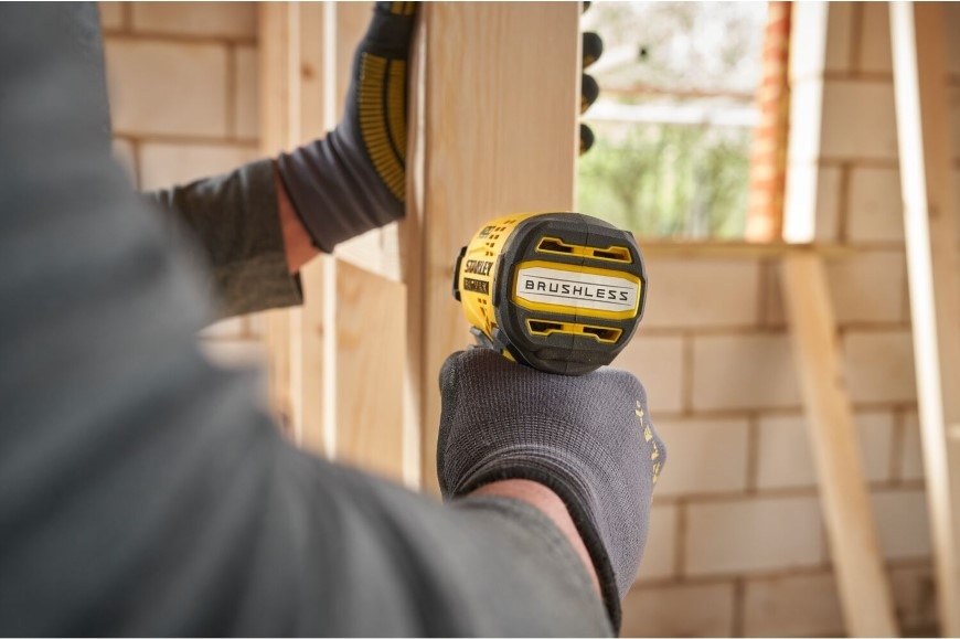 Utahovák rázový Stanley FatMax SFMCF811B-XJ (bez baterie) Detail použití utahováku Stanley FatMax při práci se dřevem