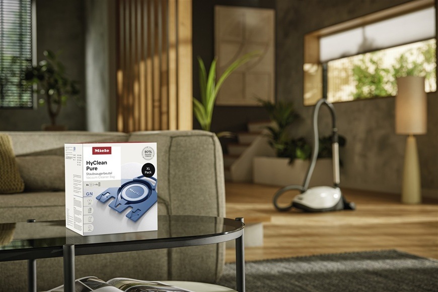 Sáčky do vysavače Miele GN XL HyClean Pure (8 ks) Balení se sáčky do vysavače Miele HyClean Pure GN jsou položené na stole v moderní domácnosti.