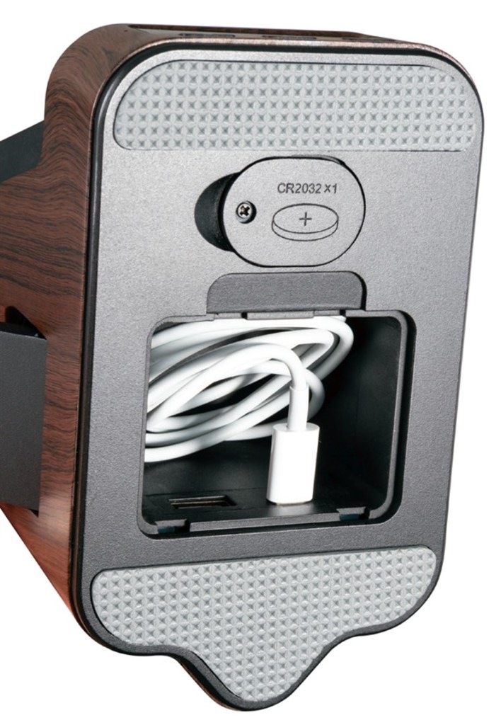 Integrovaná bezdrátová nabíjecí plocha Qi podporuje současné nabíjení telefonu, bezdrátových sluchátka typu AirPods a chytrých hodinek.