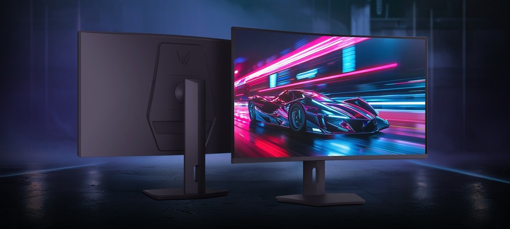 Elegantní herní monitor s živým zobrazením futuristického auta projíždějícího neonovými světly. Monitor je zobrazený z přední i zadní strany, aby demonstroval svůj ergonomický stojan.