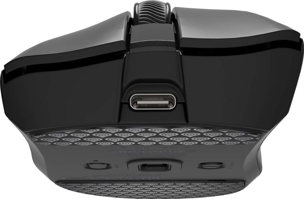 Detail přední a spodní části myši Genesis Zircon 880 PRO. Uprostřed přední strany je nabíjecí konektor USB-C, na spodní ploše jsou optický senzor, přepínače a kluzáky.