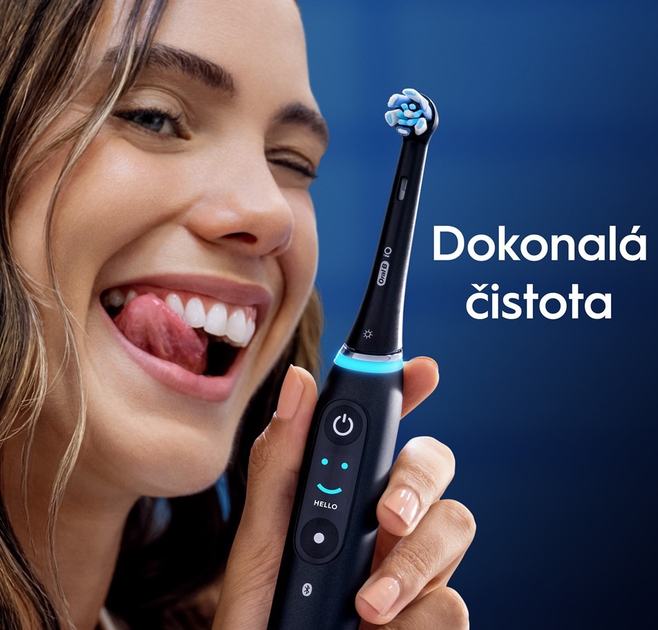 Náhradní hlavice Oral-B iO Radiant White (6 ks) bílá Usměvavá holka s krásnými bílými zuby drží v ruce kartáček Oral-B iO.