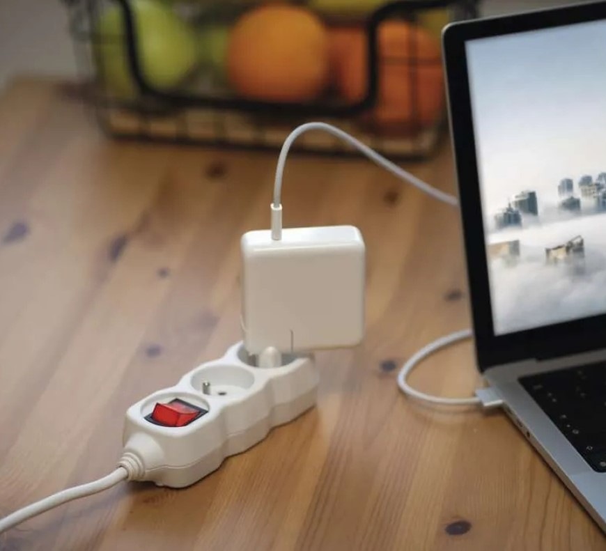Kabel prodlužovací EMOS 2 x zásuvka, vypínač, 3m bílý Kabel prodlužovací EMOS 2 x zásuvka, vypínač, 3m - bílý