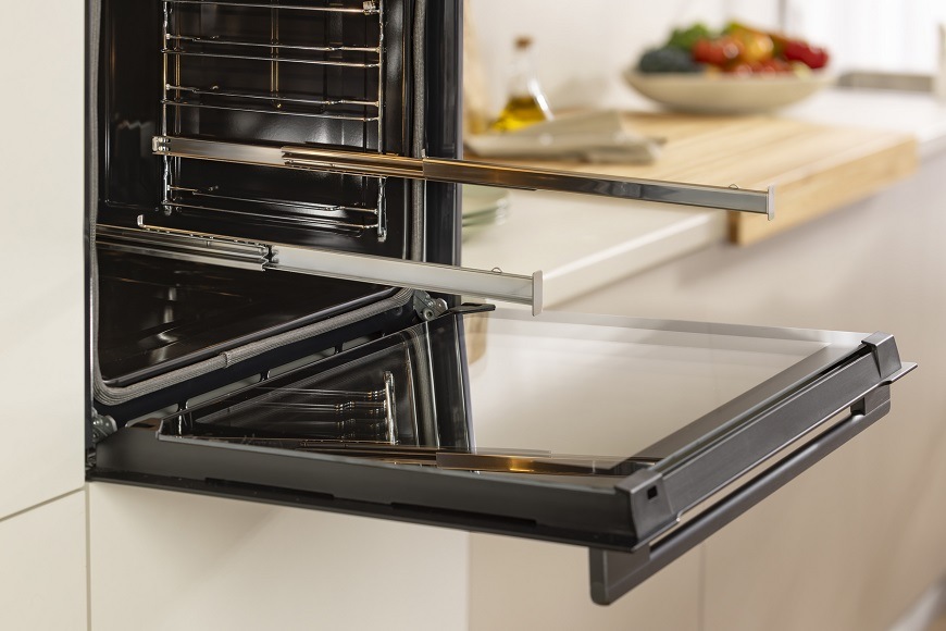 Vestavná trouba Gorenje BPSA6138B, černá, vodítka plechů