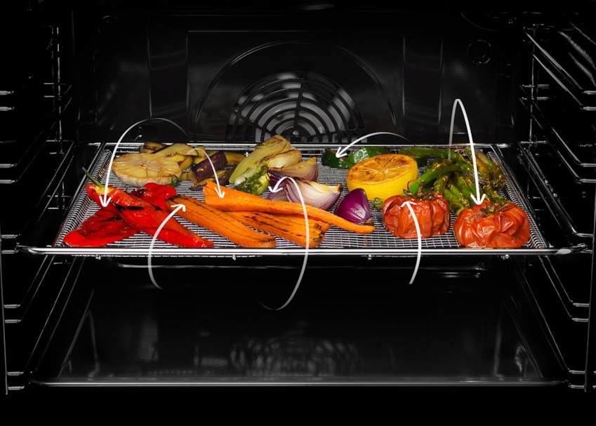 Perforovaný plech AirFry v troubě Electrolux. Na plechu je zapékaná zelenina.