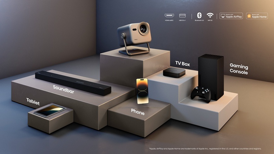 Laser TV Hisense M2SE PRO, kolem které se na podstavcích nachází různé příslušenství, které lze k projektoru připojit