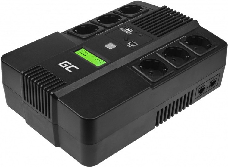Na obrázku je černý záložní zdroj Green Cell AiO 800VA LCD zachycený šikmo shora. Má podlouhlé robustní tělo se zaoblenými hranami, po stranách větrací průduchy a nahoře několik síťových zásuvek rozdělených do dvou řad. Uprostřed horní plochy je malý zeleně podsvícený LCD displej, tlačítko ovládání a vedle také USB port. Zařízení působí prakticky, technicky a je určené k ochraně připojené elektroniky při výpadku proudu.