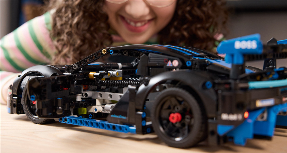 Stavebnice LEGO® Technic 42176 Závodní auto Porsche GT4 e-Performance Aplikace CONTROL+ umožňuje vůz dálkově ovládat, zapínat světla a sledovat zpětnou vazbu v reálném čase
