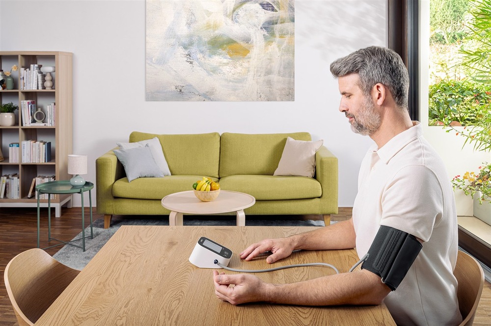 Tlakoměr na paži OMRON M2+ Connect (HEM-7188-T1-LE) černý/bílý Tlakoměr na paži OMRON M2+ Connect (HEM-7188-T1-LE) černý/bílý