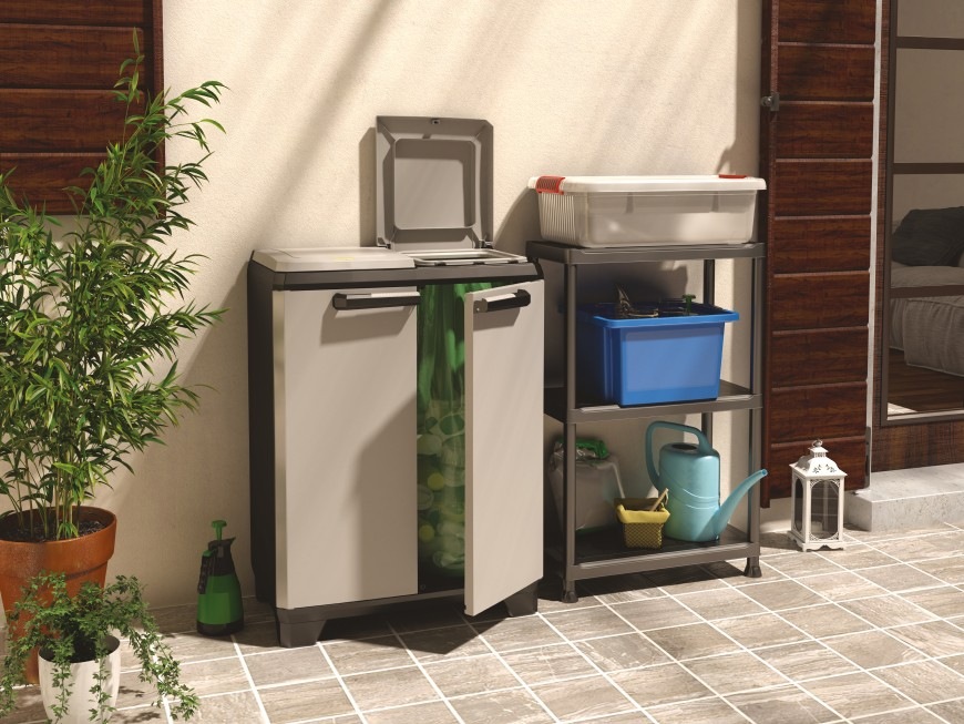 Skříň Keter Split Premium plast Skříň Keter Split Premium umístěná v exteriéru