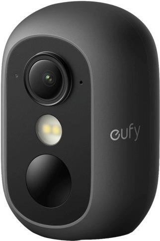 Na obrázku je černá IP kamera Anker eufy C35 z předního šikmého pohledu. Má kompaktní zaoblené tělo a svislý čelní panel, ve kterém je umístěný objektiv kamery, přisvětlovací LED prvek a spodní senzor. Na pravé straně těla je vidět logo eufy. Kamera působí nenápadně a jednoduše, vhodně pro domácí zabezpečení.