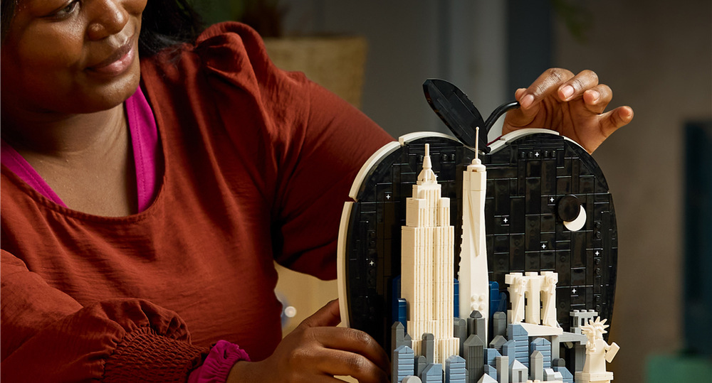Model zachycuje Brooklynský most, Empire State Building, Sochu Svobody i další ikonická místa New Yorku.
