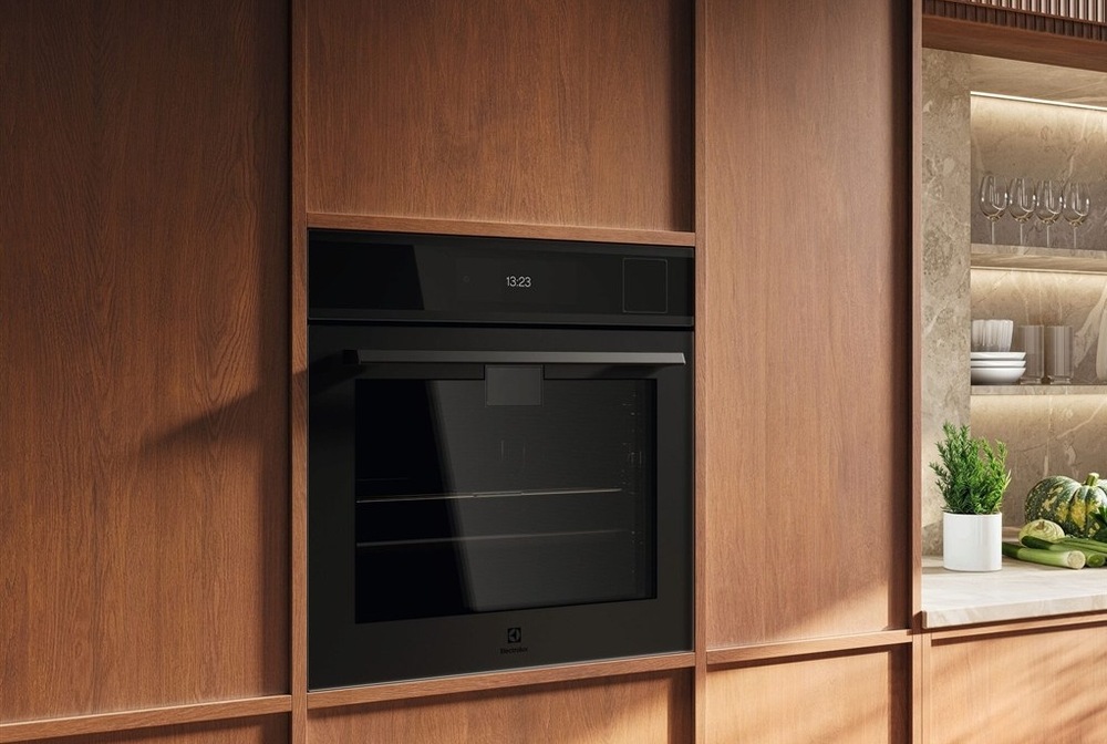 Trouba Electrolux EOA9S3DC série 900 ProAssist SteamPro  v kuchyni s dřevěným dekorem