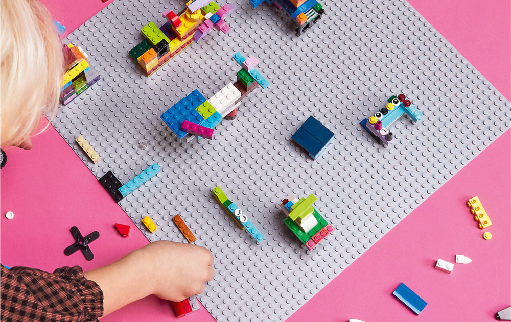 Stavebnice LEGO® Classic 11024 Šedá podložka na stavění 2 304 výstupků zajišťuje kostkám stabilní oporu a umožňuje vytvořené modely ponechat na podložce i při hraní.