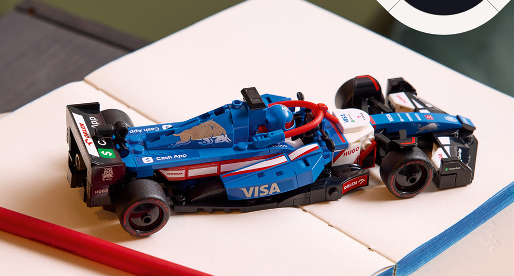 Model LEGO RB VCARB 01 věrně zachycuje design monopostu z roku 2024 včetně svatozáře, polepů a pneumatik Pirelli.