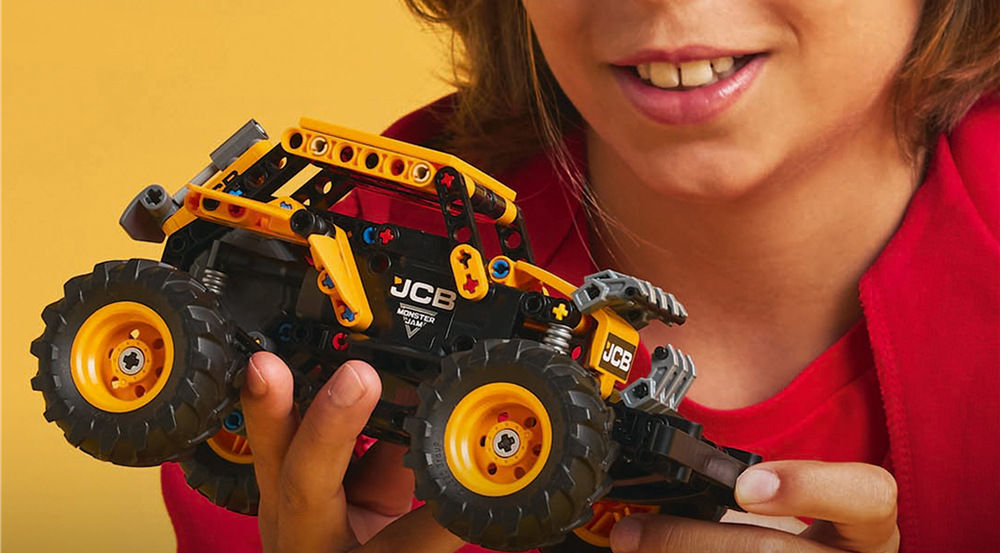 Stavebnice LEGO® Technic 42199 Monster Jam™ DIGatron™ s natahovacím motorem Lopata a drapák rozšiřují herní možnosti a umožňují dětem vymýšlet pracovní i závodní scénáře.