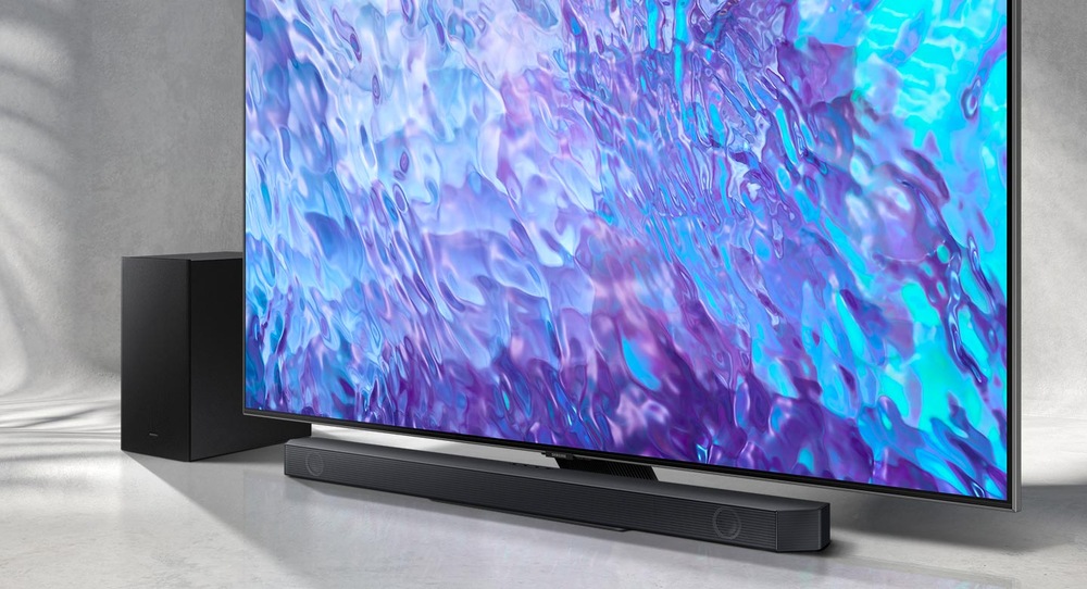Soundbar Samsung HW-Q600C leží před televizí Samsung