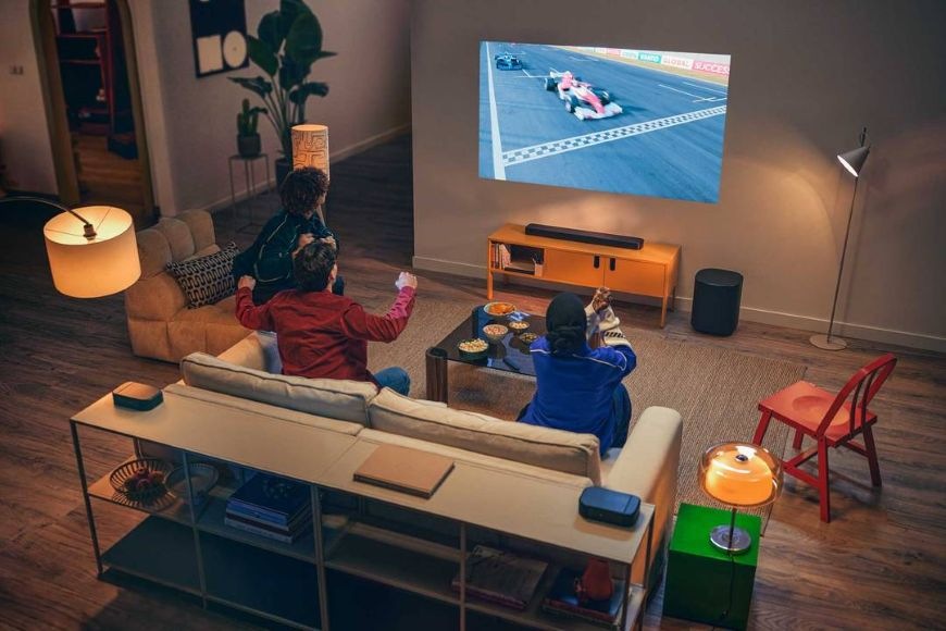Soundbar, subwoofer a odnímatelné reproduktory JBL BAR 800 MK2 rozmístěné v obývacím pokoji