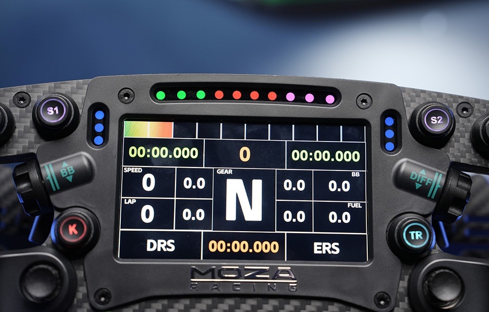 Moza Racing FSR V2 má velkou obrazovku nahrazující kokpit