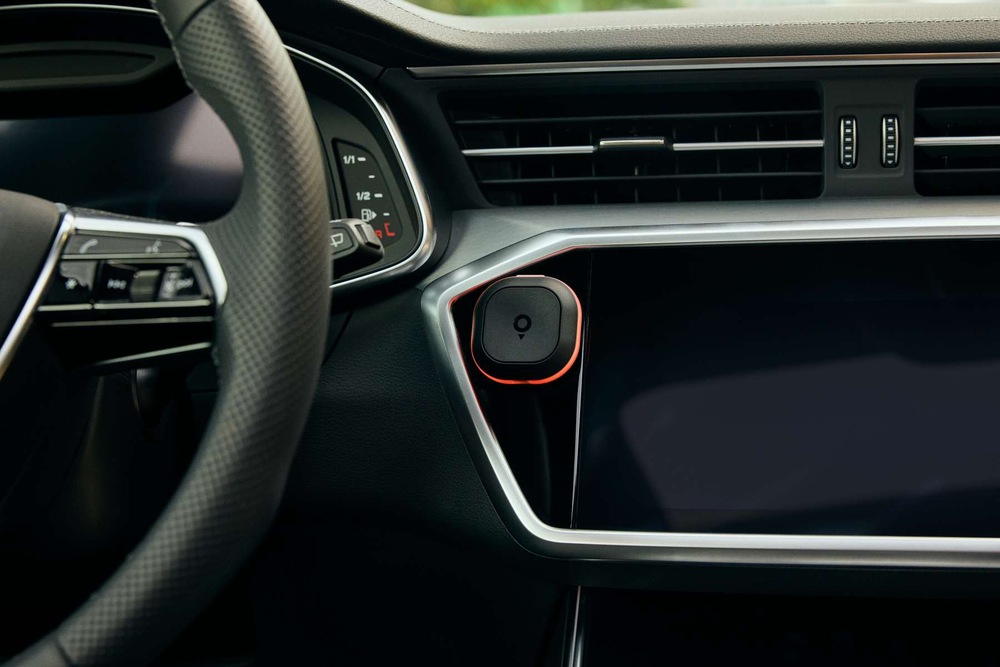 Cestovní asistent Tomtom TOM černá Detail zařízení Tomtom na palubní desce auta