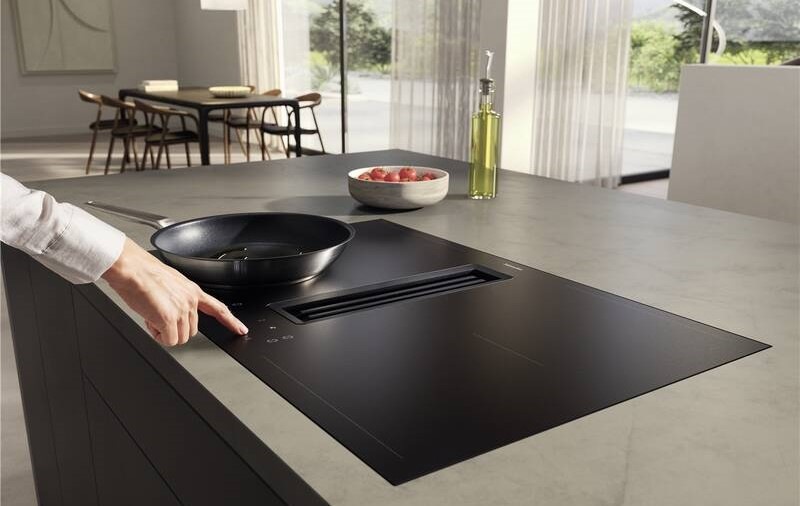Indukční varná deska s odsáváním Miele KMDA 7876-1 FL, matná černá Prostřednictvím dotykového ovládání ruka nastavuje potřebné parametry pro vaření.