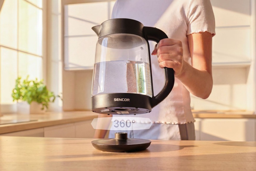 Rychlovarná konvice Sencor SWK 1786BK 1,7 l černá Žena zvedá rychlovarnou konvici Sencor z podstavce.