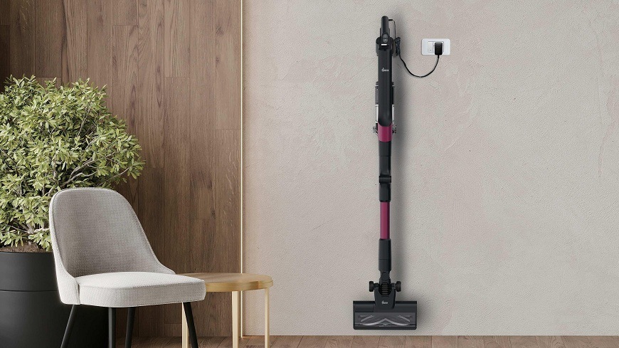 Tyčový vysavač Hoover HF210HXP 011 černý Tyčový vysavač Hoover HF210HXP 011 visí na nástěnném držáku a nabíjí se