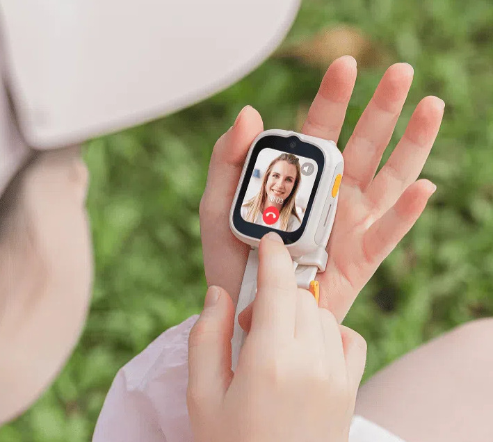 Dítě telefonuje s mámou přes hodinky TCL Movetime Family Watch 48 pomocí videohovoru