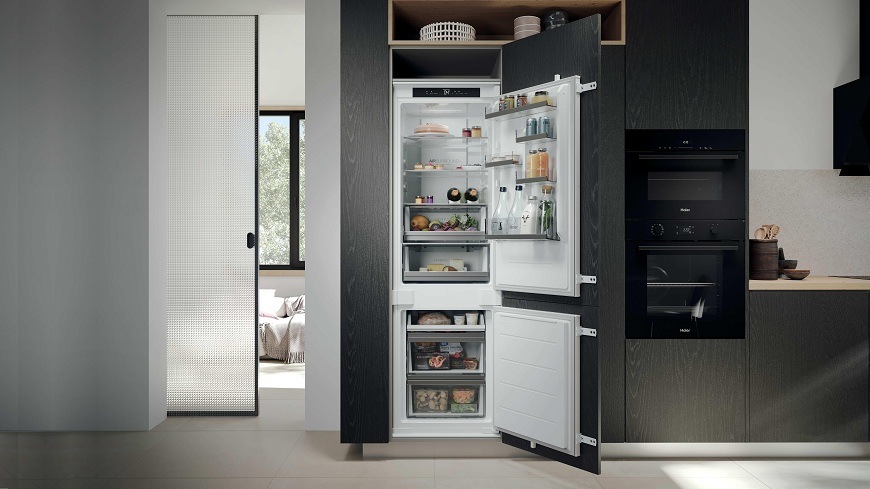 vestavná lednice haier EHBQW5518E zabudovaná v kuchyni, dveře jsou otevřené