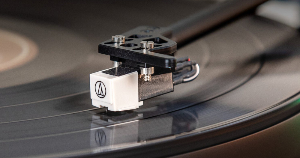 Gramofon Crosley Stave hnědý Raménko z uhlíkových vláken s nastavitelným protizávažím umožňuje přesné snímání a nižší rezonance.