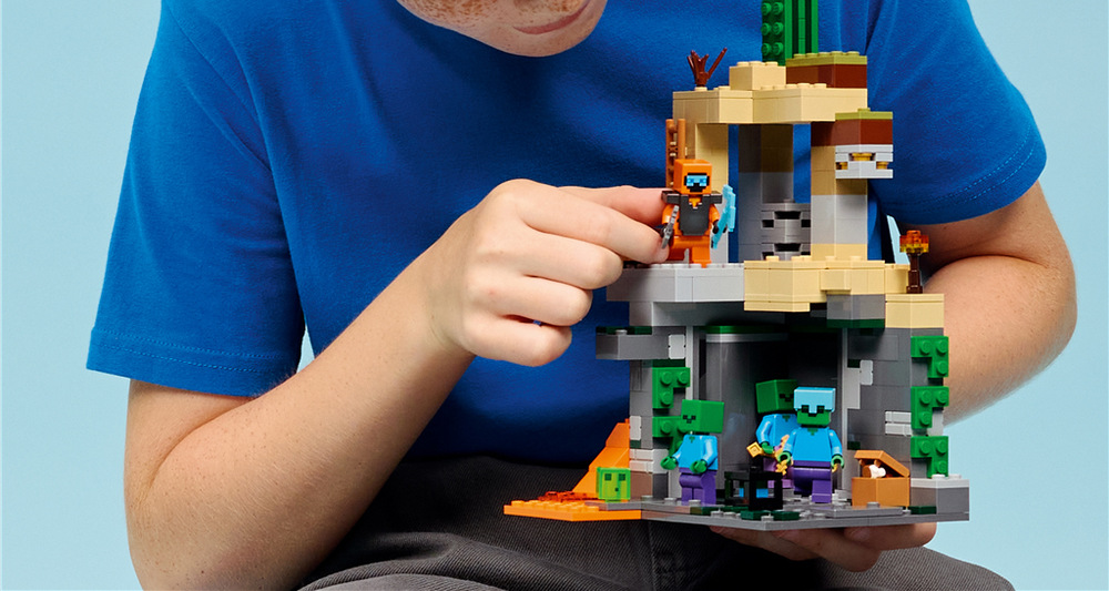 Stavebnice LEGO® Minecraft® 21587 Zombie kobka Zombie kobka nabízí propracovanou herní scénu z 284 dílků pro děti od 8 let a fanoušky Minecraftu.