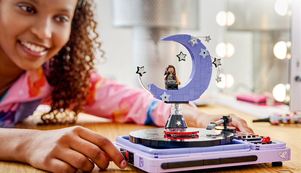 Fialový gramofon s vinylovou deskou připomíná půlměsíční scénu z turné Guts World Tour.