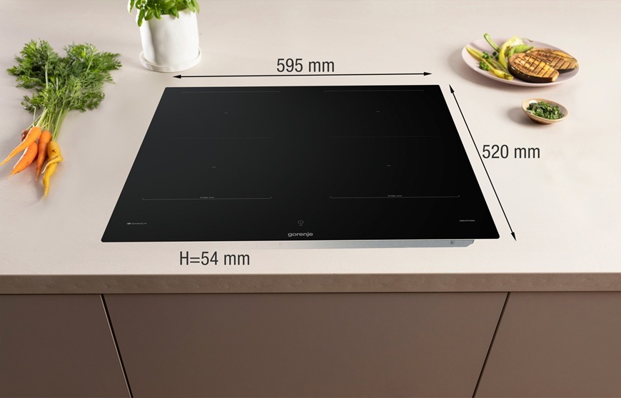 Indukční varná deska Gorenje G800 GI6443BSCWF černá Indukční varná deska Gorenje GI6443BSCWF je zabudována do kuchyňské linky. Kolem ní jsou vypsané rozměry.