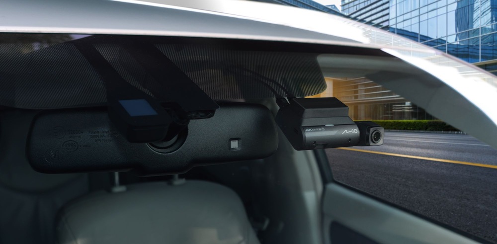 Autokamera Mio MiVue 955W Pro 4K je opatřena GPS modulem