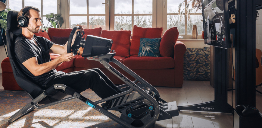 Volant Logitech G PRO Racing Wheel XB/PC černý Logitech G PRO Racing Wheel upevněný na závodním kokpitu před televizorem